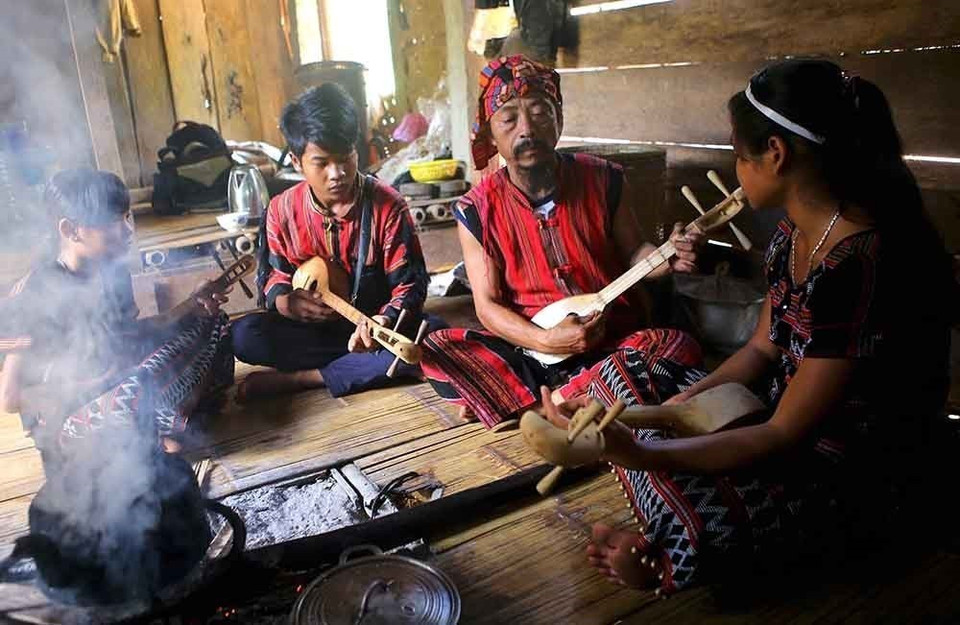 Các giá trị văn hóa truyền thống của các dân tộc và từng vùng, miền được kế thừa; di sản văn hóa của các dân tộc được bảo tồn, tôn tạo và phát huy, sáng tạo nên những giá trị văn hóa mới xã hội chủ nghĩa, làm cho những giá trị ấy thấm sâu vào toàn bộ đời sống và hoạt động xã hội. Trong ảnh: Nghệ nhân dân tộc Pa Kô truyền dạy cách chơi đàn Ta lư cho thiếu nhi. (Ảnh: Hồ Cầu/TTXVN)