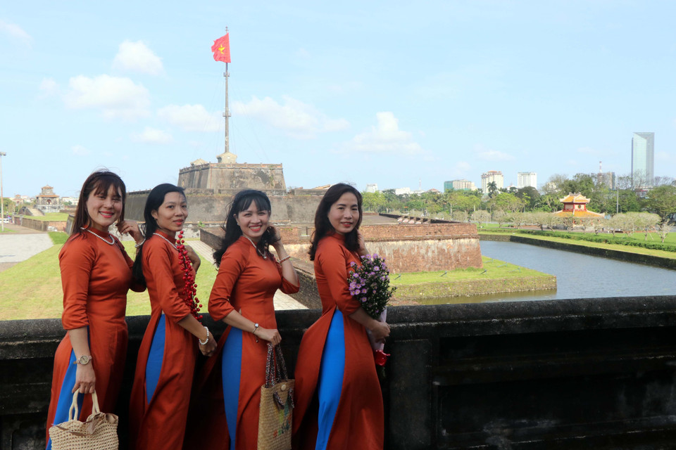 Trên hành trình này, du khách có dịp dừng chân, lưu lại những bức ảnh đẹp chụp ở vọng lâu trên cửa Thể Nhơn, cửa Quảng Đức, khu vực cột cờ Huế và ngắm nhìn Đại Nội Huế từ trên cao. (Ảnh: Đỗ Trưởng/TTXVN)