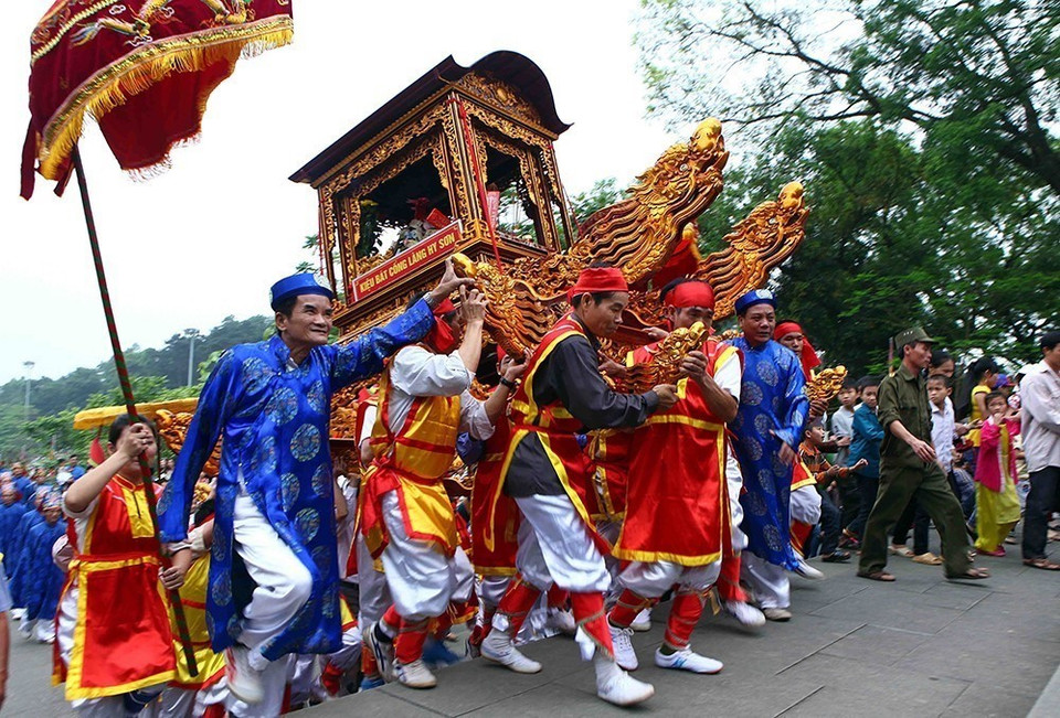 Ngày 6/12/2012, UNESCO chính thức công nhận Tín ngưỡng thờ cúng Hùng Vương ở Phú Thọ là Di sản văn hóa phi vật thể đại diện của nhân loại. Hằng năm, việc tổ chức lễ Giỗ Tổ Hùng Vương được đặc biệt chú trọng, nhằm giáo dục truyền thống, đạo lý "Uống nước nhớ nguồn," tôn vinh công đức các Vua Hùng đã có công dựng nước và củng cố khối đại đoàn kết toàn dân. (Ảnh: Quý Trung/TTXVN)