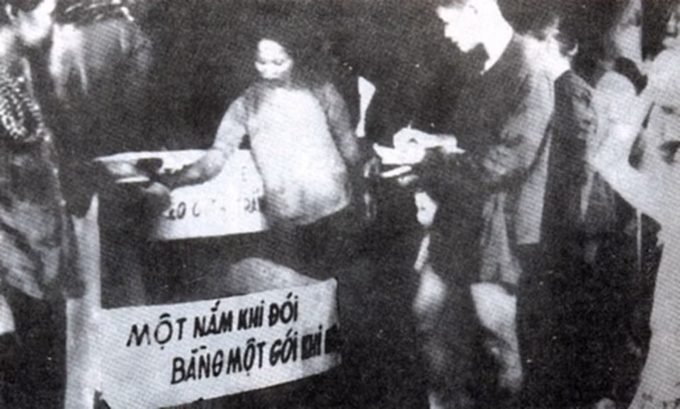 Trong 2 năm 1945-1946, hưởng ứng lời kêu gọi của Đảng và Bác Hồ về chống Giặc đói, phong trào Hũ gạo cứu đói, Ngày đồng tâm… đã diễn ra rộng khắp trên cả nước. Trong ảnh: Phong trào Hũ gạo cứu đói với tinh thần Một nắm khi đói bằng một gói khi no lan rộng khắp cả nước. (Ảnh: Tư liệu/TTXVN phát)