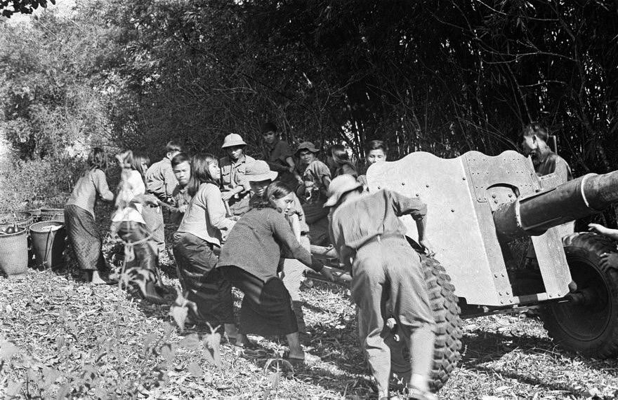 Đoàn kết là một giá trị văn hóa truyền thống quý báu, là cội nguồn sức mạnh, đưa đất nước vượt qua mọi khó khăn, thách thức, giành hết thắng lợi này đến thắng lợi khác trong các cuộc kháng chiến chống xâm lược và bảo vệ Tổ quốc. Trong ảnh: Nhân dân Tây Nguyên cùng bộ đội kéo pháo để đánh chiếm các đỉnh cao ở Pleiku trong Tổng tiến công và nổi dậy mùa Xuân 1975. (Nguồn: TTXVN)