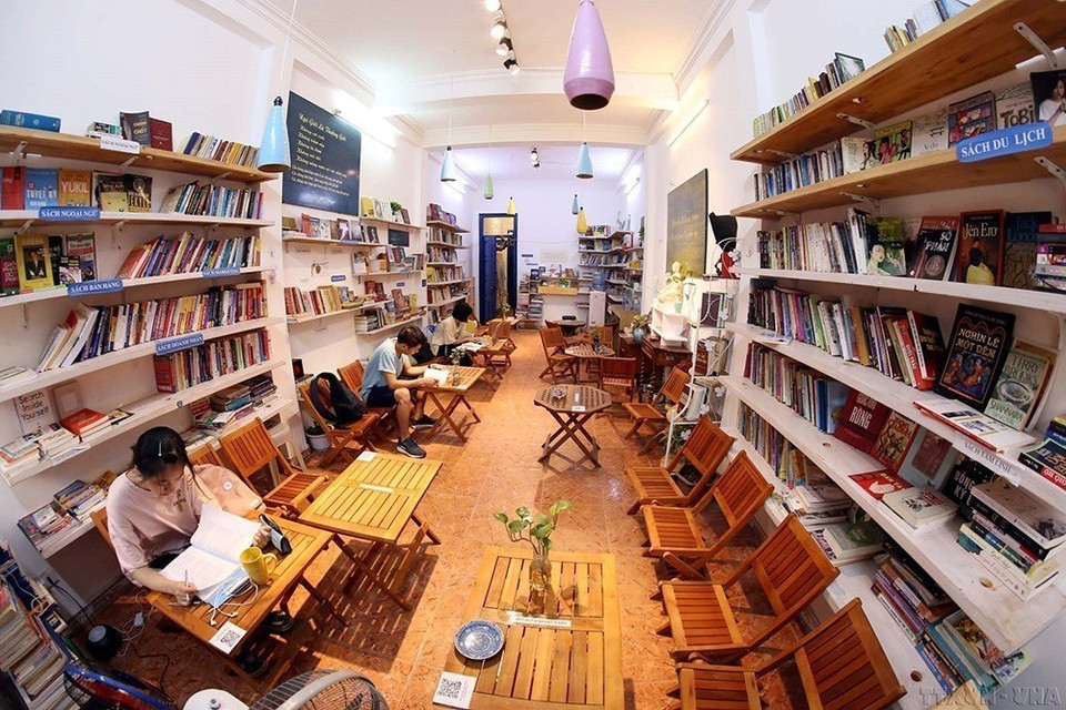 Ngày Sách và Văn hóa đọc Việt Nam (21/4) là sự kiện văn hóa quan trọng đối với những người yêu sách và cả cộng đồng xã hội, là dịp để tôn vinh giá trị của sách, khẳng định vị trí, vai trò và tầm quan trọng của sách trong đời sống xã hội, khuyến khích và phát triển phong trào đọc sách trong cộng đồng. Việc lấy ngày 21/4 là Ngày Sách và Văn hóa đọc Việt Nam thể hiện sự hội nhập của Việt Nam với thế giới trong lĩnh vực văn hóa, xuất bản. (Ảnh: TTXVN)