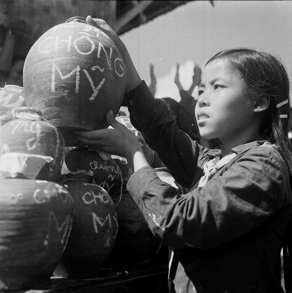 Tinh thần Tương thân tương ái là nét văn hoá truyền thống của dân tộc Việt Nam. Trong các cuộc kháng chiến thống nhất đất nước, tinh thần ấy lại được phát huy cao độ trong tất cả các tầng lớp nhân dân. Trong ảnh: "Hũ gạo chống Mỹ" là phong trào kế hoạch nhỏ trong những năm kháng chiến chống Mỹ được thiếu nhi cả nước nhiệt tình tham gia. (Ảnh: Tư liệu TTXVN)