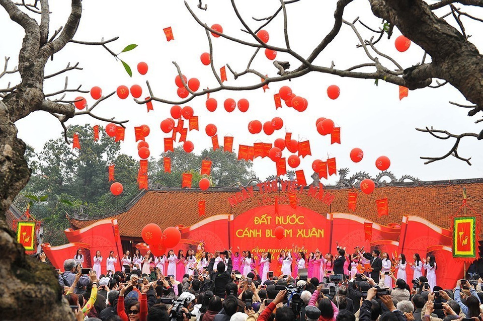 Ngày thơ Việt Nam trở thành một lễ hội, một nét văn hóa độc đáo thu hút sự quan tâm của đông đảo công chúng, góp phần quảng bá các giá trị thơ ca của dân tộc, nuôi dưỡng tình yêu văn chương, hướng con người đến với những chân-thiện-mỹ để tự hoàn thiện tâm hồn, nhân cách, từ đó sống đẹp và sống tốt hơn. (Ảnh: Minh Đức/TTXVN)