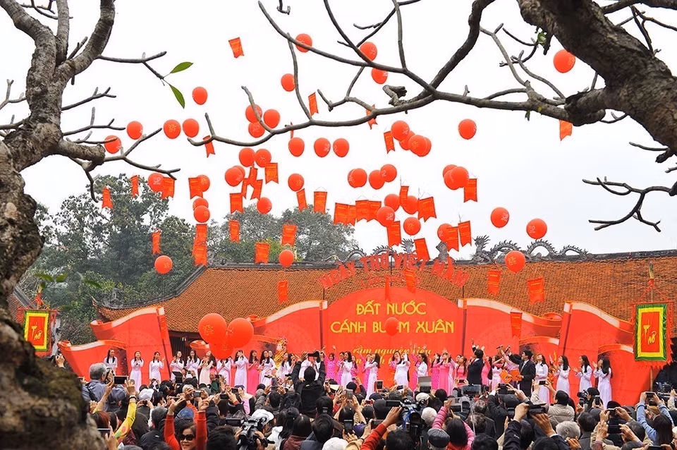 Ngày thơ Việt Nam trở thành một lễ hội, một nét văn hóa độc đáo thu hút sự quan tâm của đông đảo công chúng, góp phần quảng bá các giá trị thơ ca của dân tộc, nuôi dưỡng tình yêu văn chương, hướng con người đến với những chân-thiện-mỹ để tự hoàn thiện tâm hồn, nhân cách, từ đó sống đẹp và sống tốt hơn. (Ảnh: Minh Đức/TTXVN)