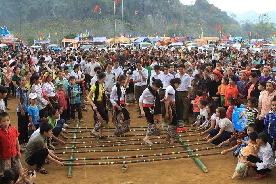 Nhảy sạp không chỉ mang đậm bản sắc đời sống sinh hoạt văn hóa người Tây Bắc mà còn thể hiện được cốt cách, tâm hồn và tình cảm của những người con nơi đây, là hoạt động tiêu biểu giúp gắn kết cộng đồng người Tây Bắc và cộng đồng các dân tộc khác nhau. (Ảnh: Nguyễn Thủy/TTXVN)