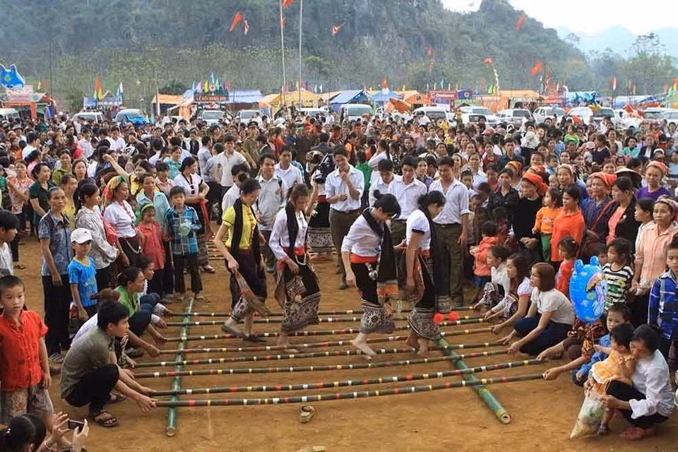 Nhảy sạp không chỉ mang đậm bản sắc đời sống sinh hoạt văn hóa người Tây Bắc mà còn thể hiện được cốt cách, tâm hồn và tình cảm của những người con nơi đây, là hoạt động tiêu biểu giúp gắn kết cộng đồng người Tây Bắc và cộng đồng các dân tộc khác nhau. (Ảnh: Nguyễn Thủy/TTXVN)