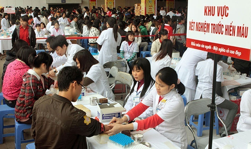 Tính chất nhân văn của nền văn hóa giúp củng cố trong mỗi con người lòng nhân ái, bao dung, nghĩa tình, tình yêu thương con người, đề cao nhân phẩm, bảo vệ con người, tiến tới một xã hội tràn đầy tình yêu thương và sự đồng cảm, củng cố đạo đức xã hội. Trong ảnh: Phong trào hiến máu được tổ chức liên tục và rộng khắp, góp phần quan trọng vào việc điều trị, cứu chữa người bệnh. (Ảnh: Dương Ngọc/TTXVN)