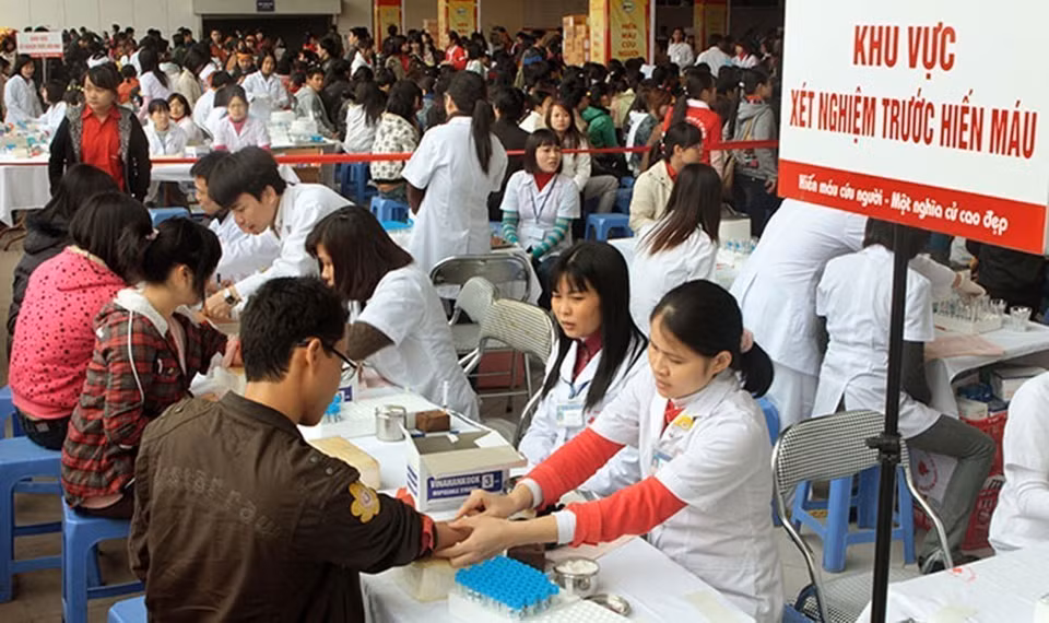 Tính chất nhân văn của nền văn hóa giúp củng cố trong mỗi con người lòng nhân ái, bao dung, nghĩa tình, tình yêu thương con người, đề cao nhân phẩm, bảo vệ con người, tiến tới một xã hội tràn đầy tình yêu thương và sự đồng cảm, củng cố đạo đức xã hội. Trong ảnh: Phong trào hiến máu được tổ chức liên tục và rộng khắp, góp phần quan trọng vào việc điều trị, cứu chữa người bệnh. (Ảnh: Dương Ngọc/TTXVN)