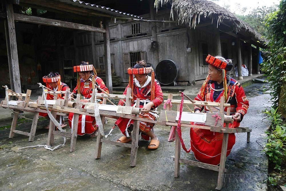 Trải qua nhiều đời, đồng bào dân tộc Pà Thẻn đã hình thành và lưu giữ được một nền văn hóa đa dạng và phong phú trong đó đáng nói đến là nghề dệt thổ cẩm. Đây là một nét văn hóa phản ánh đậm nét đời sống tinh thần và cũng là niềm tự hào người dân tộc Pà Thẻn. Trong ảnh: Lớp dệt thổ cẩm được duy trì thường xuyên như một sản phẩm văn hoá du lịch của cộng đồng người Pà Thẻn ở Lâm Bình, Tuyên Quang. (Ảnh: Nam Sương/TTXVN)