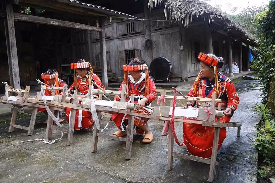 Trải qua nhiều đời, đồng bào dân tộc Pà Thẻn đã hình thành và lưu giữ được một nền văn hóa đa dạng và phong phú trong đó đáng nói đến là nghề dệt thổ cẩm. Đây là một nét văn hóa phản ánh đậm nét đời sống tinh thần và cũng là niềm tự hào người dân tộc Pà Thẻn. Trong ảnh: Lớp dệt thổ cẩm được duy trì thường xuyên như một sản phẩm văn hoá du lịch của cộng đồng người Pà Thẻn ở Lâm Bình, Tuyên Quang. (Ảnh: Nam Sương/TTXVN)