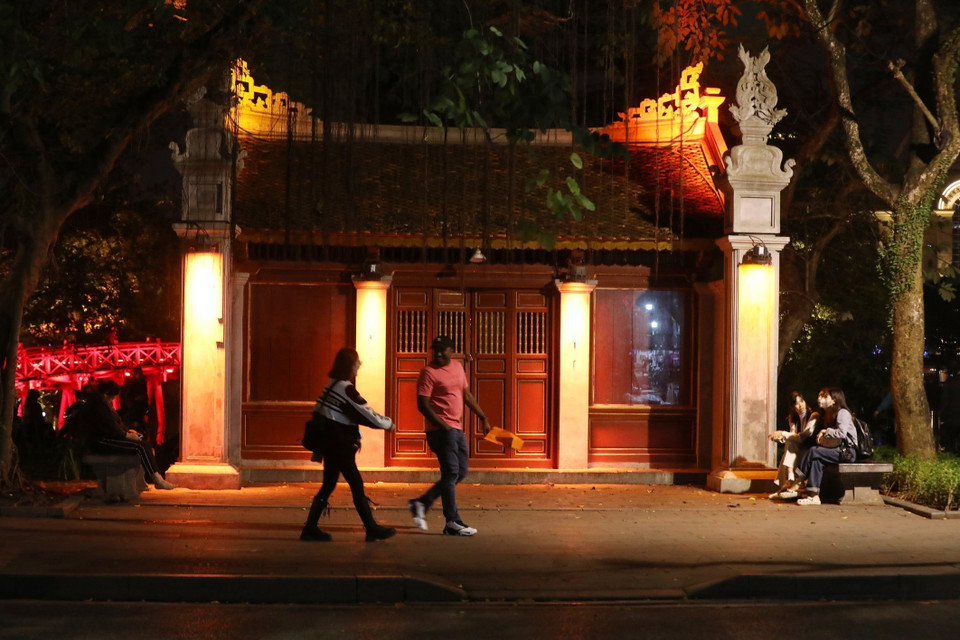 Khách du lịch tham quan nét đẹp văn hóa, lịch sử của Hà Nội. (Ảnh: Minh Quyết/TTXVN)