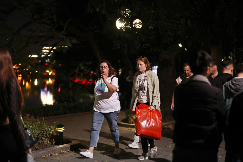 Du khách quốc tế dạo quanh Hồ Gươm. (Ảnh: Minh Quyết/TTXVN)