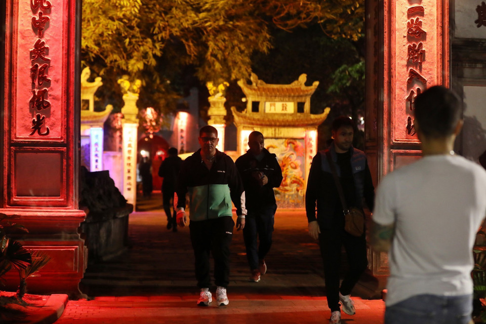 Khách du lịch tham quan nét đẹp văn hóa, lịch sử của Hà Nội. (Ảnh: Minh Quyết/TTXVN)