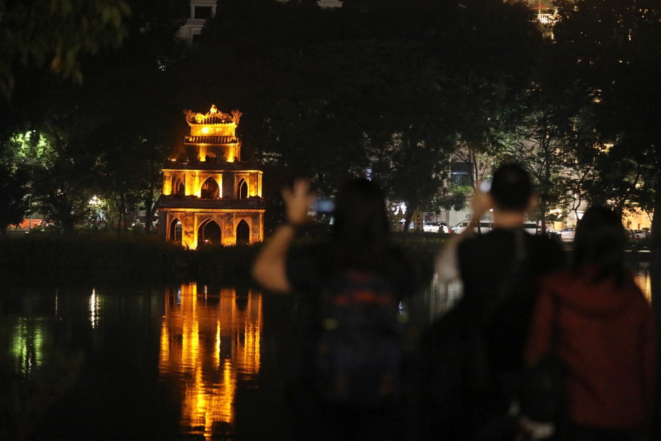 Vẻ đẹp thơ mộng Hà Nội về đêm. (Ảnh: Minh Quyết/TTXVN)
