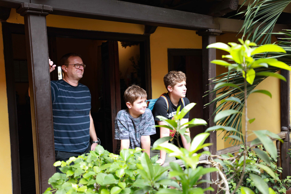 Du khách quốc tế tham quan Ngôi nhà Di sản (87 Mã Mây, Hoàn Kiếm). (Ảnh: Thanh Tùng/TTXVN)