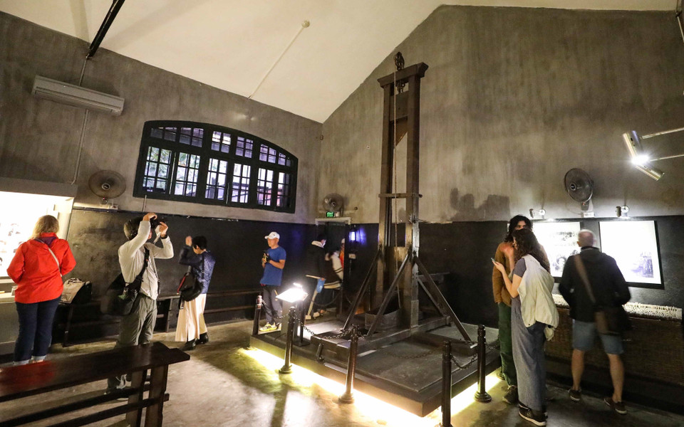 Du khách quốc tế tham quan Di tích Lịch sử Hỏa Lò. (Ảnh: Thanh Tùng/TTXVN)