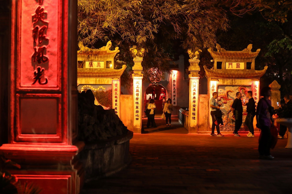 Khách du lịch tham quan nét đẹp văn hóa, lịch sử của Hà Nội. (Ảnh: Minh Quyết/TTXVN)