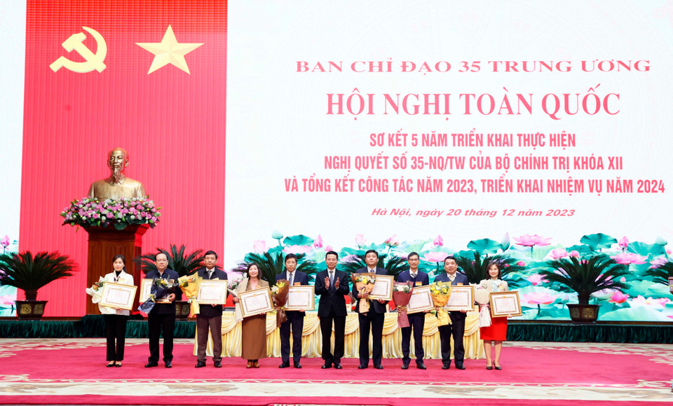 Các cá nhân nhận Bằng khen của Ban Tuyên giáo Trung ương. (Ảnh: Thống Nhất/TTXVN)