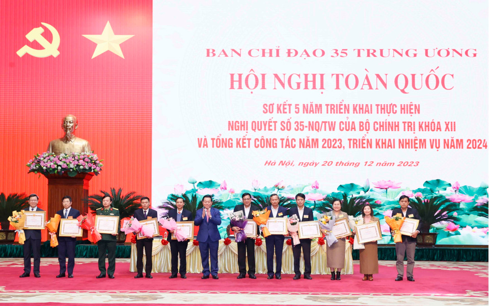 Các cá nhân nhận Bằng khen của Ban Tuyên giáo Trung ương. (Ảnh: Thống Nhất/TTXVN)