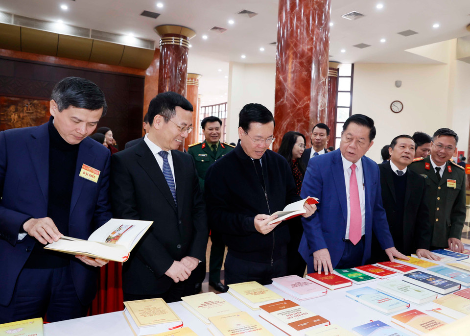 Chủ tịch nước Võ Văn Thưởng và các đại biểu tham quan Trưng bày các ấn phẩm về “Tăng cường bảo vệ nền tảng tư tưởng của Đảng, đấu tranh phản bác các quan điểm sai trái, thù địch trong tình hình mới.” (Ảnh: Thống Nhất/TTXVN)