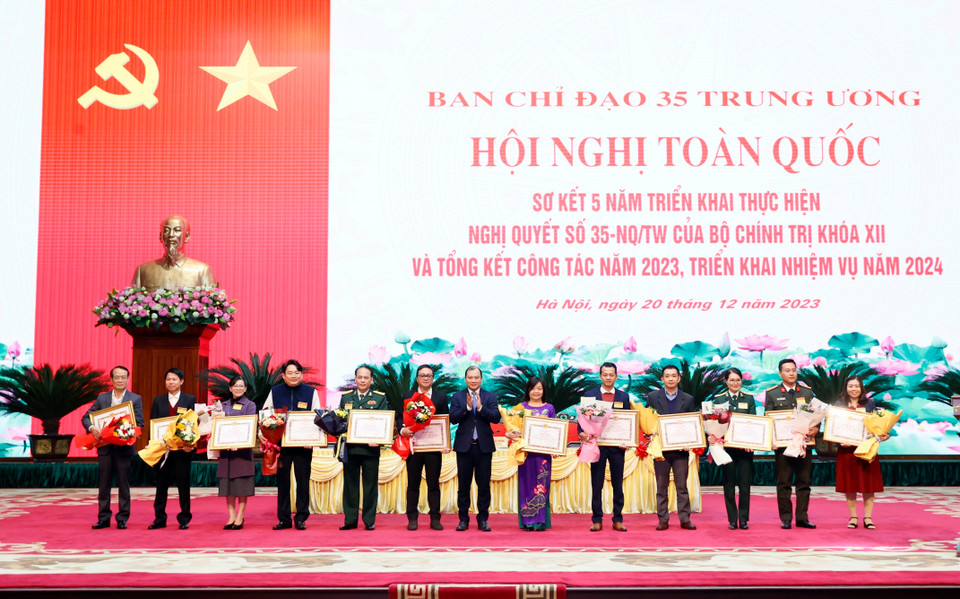 Các cá nhân nhận Bằng khen của Ban Tuyên giáo Trung ương. (Ảnh: Thống Nhất/TTXVN)