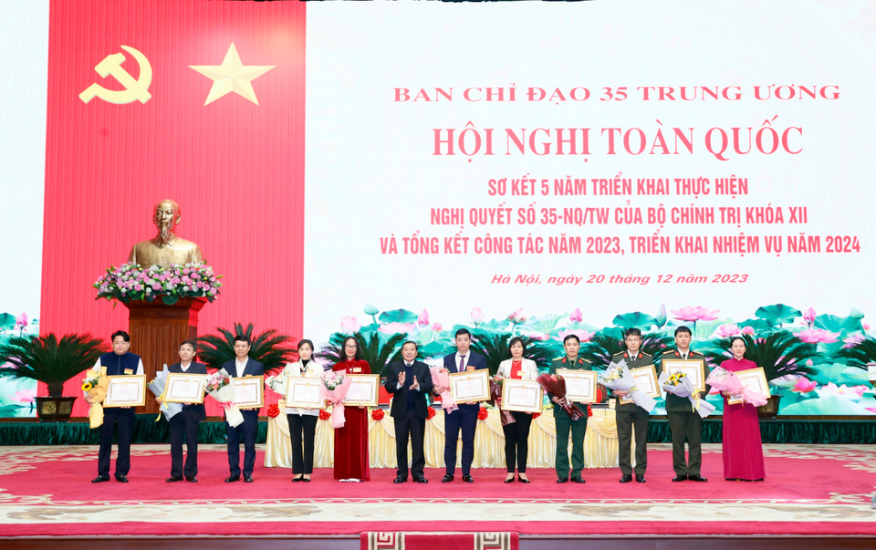 Các cá nhân nhận Bằng khen của Ban Tuyên giáo Trung ương. (Ảnh: Thống Nhất/TTXVN)