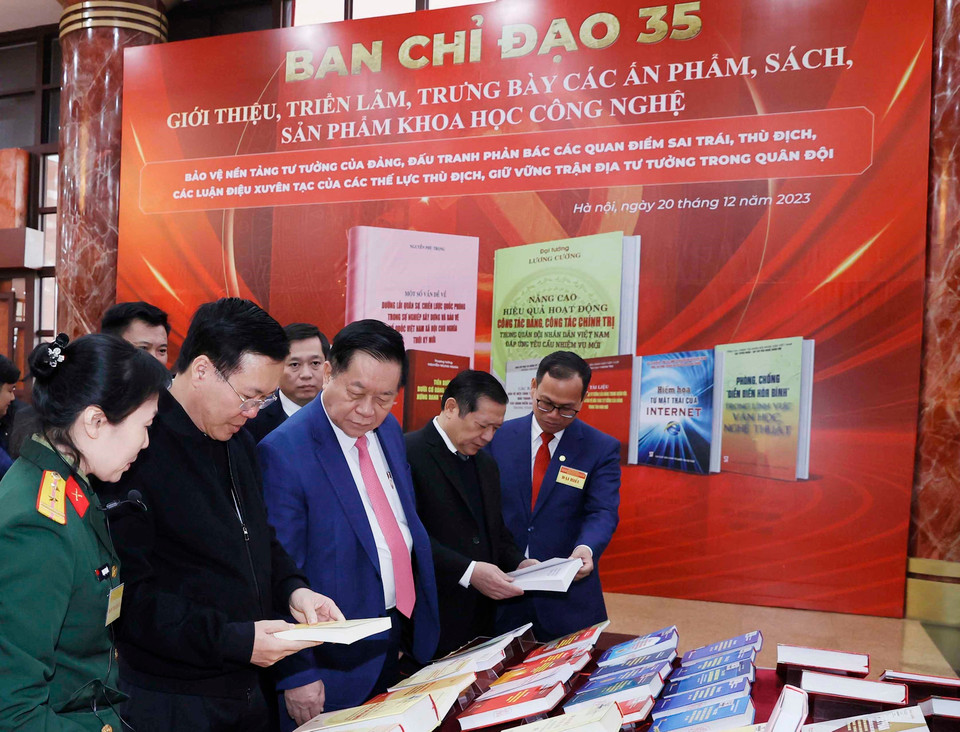 Chủ tịch nước Võ Văn Thưởng và các đại biểu tham quan Trưng bày các ấn phẩm về “Tăng cường bảo vệ nền tảng tư tưởng của Đảng, đấu tranh phản bác các quan điểm sai trái, thù địch trong tình hình mới.” (Ảnh: Thống Nhất/TTXVN)