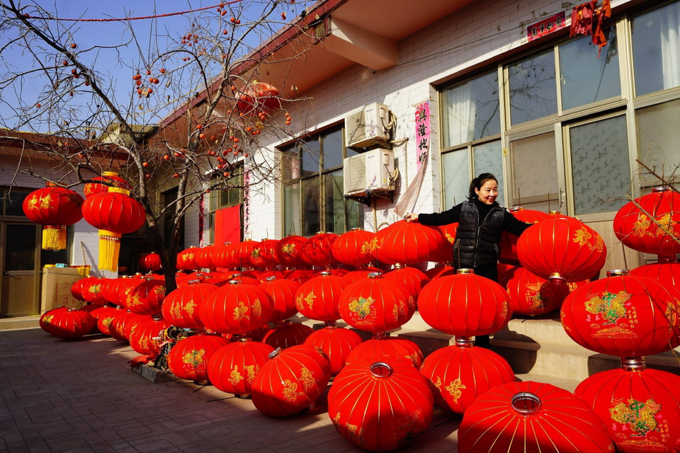 Người dân làm đèn lồng chào Năm Mới tại tỉnh Hà Bắc, Trung Quốc. (Ảnh: THX/ TTXVN)