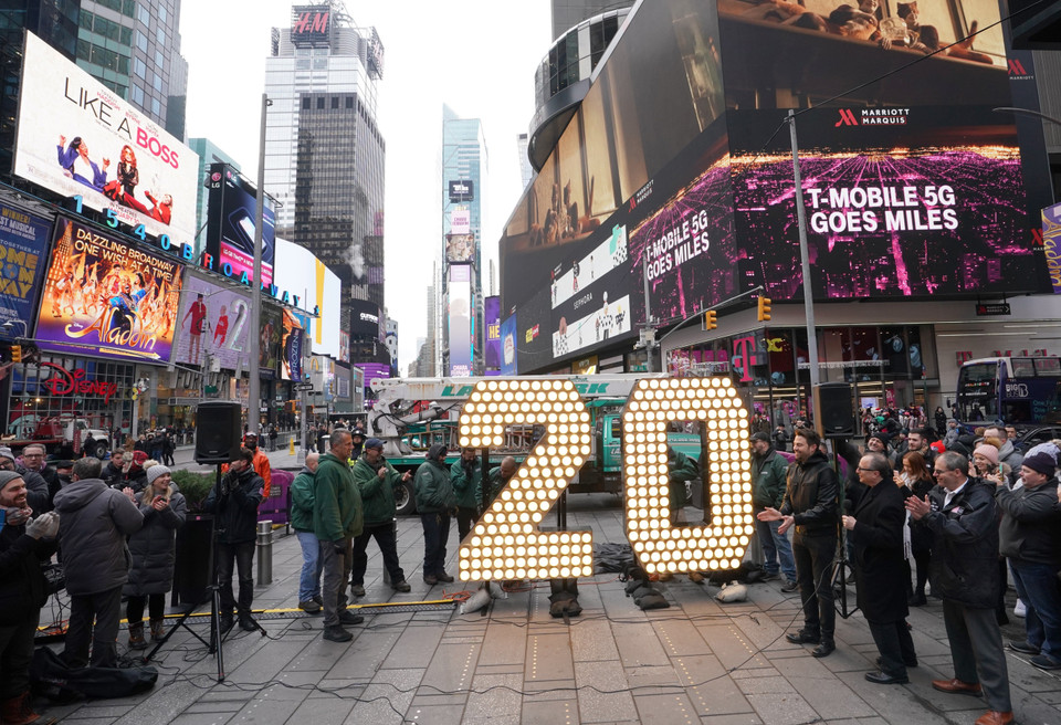 Tấm biển cao 2m chào đón năm mới 2020 được trưng bày tại Quảng trường Thời đại ở New York, Mỹ. (Ảnh: AFP/ TTXVN)