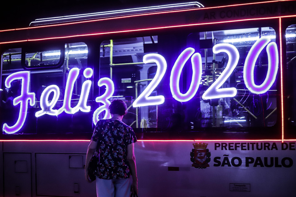 Xe buýt được trang trí chào đón Năm Mới 2020 tại Sao Paulo, Brazil. (Ảnh: THX/ TTXVN)