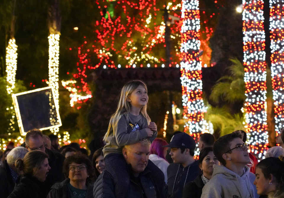 Du khách tham quan Lễ hội ánh sáng chào Năm Mới 2020 tại California, Mỹ. (Ảnh: THX/ TTXVN)