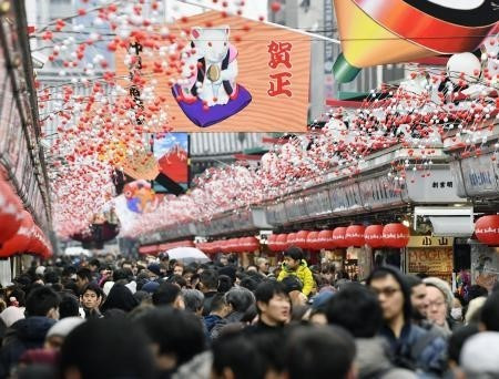 Đường phố được trang hoàng rực rỡ đón Năm Mới 2020 tại Tokyo, Nhật Bản, ngày 30/12/2019. (Ảnh: Kyodo/ TTXVN)