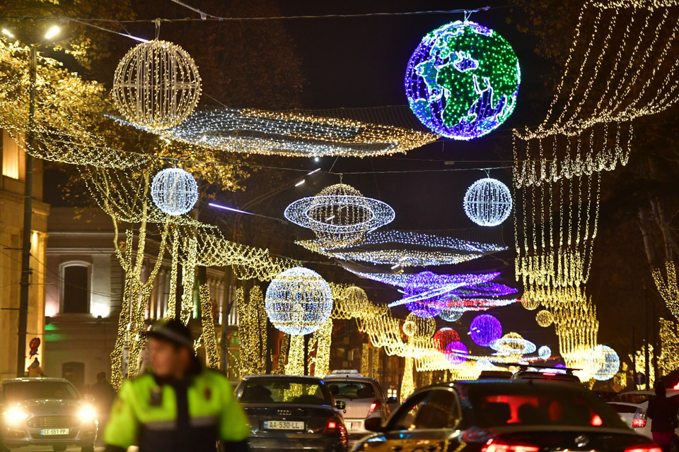 Đường phố được trang hoàng rực rỡ chào đón Năm Mới 2020 tại Tbilisi, Gruzia, ngày 25/12/2019. (Ảnh: THX/ TTXVN)