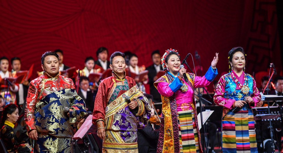 : Biểu diễn tại buổi hòa nhạc chào đón Năm Mới 2020 tại Lhasa, Khu tự trị Tây Tạng, Trung Quốc, ngày 29/12. (Ảnh: THX/TTXVN)