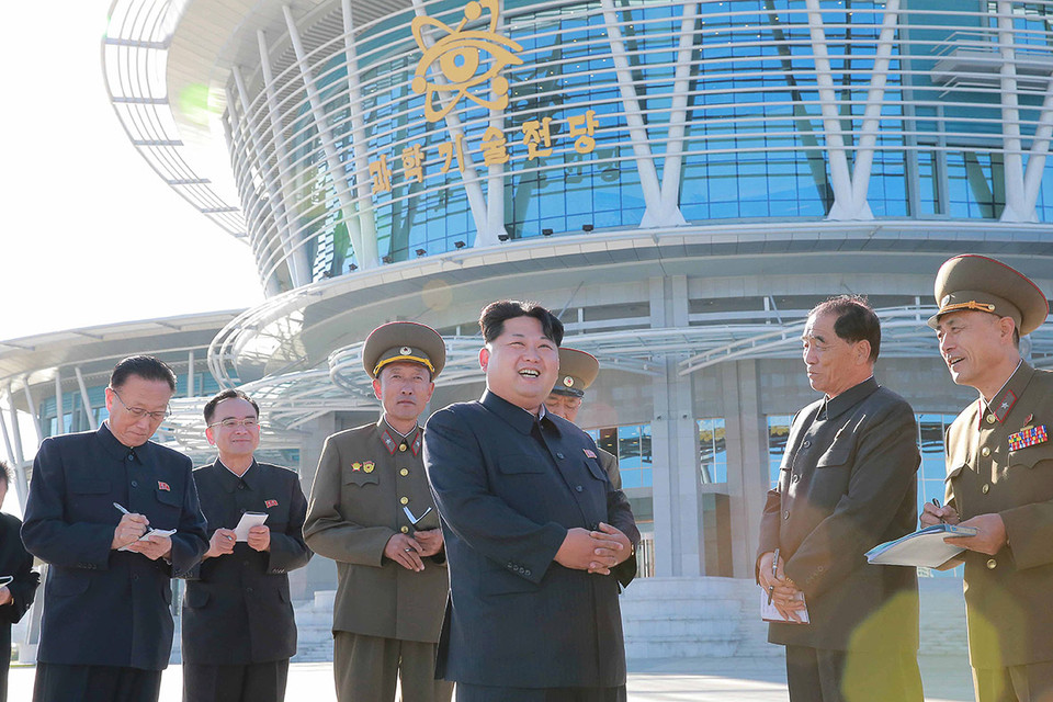Nhà lãnh đạo Kim Jong Un hào hứng khi đi thăm tòa nhà chính. (Nguồn: Reuters)