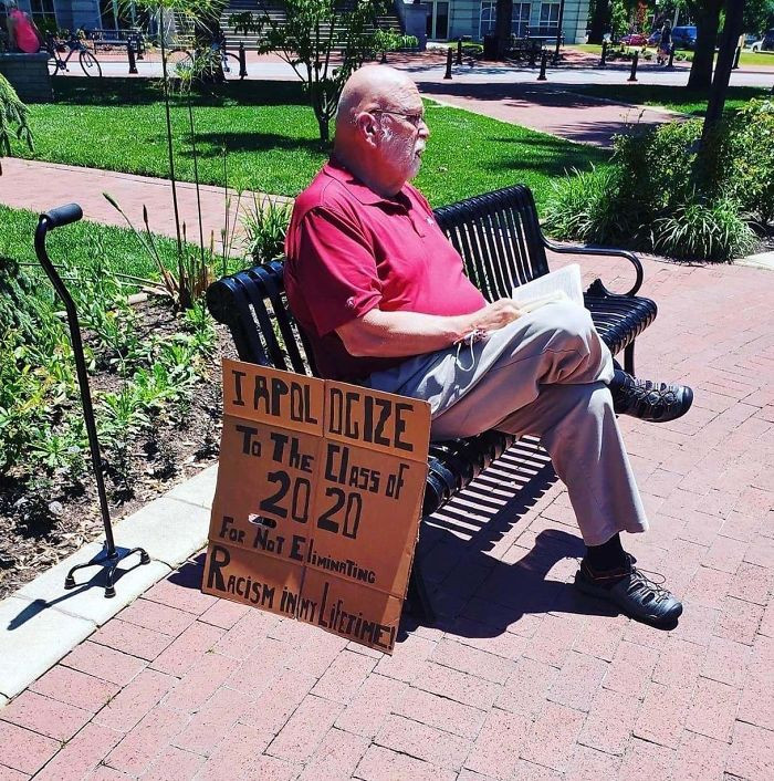 Một người đàn ông lớn tuổi với tấm biển mang nội dung phản đối phân biệt chủng tộc.(Nguồn: Boredpanda.com)