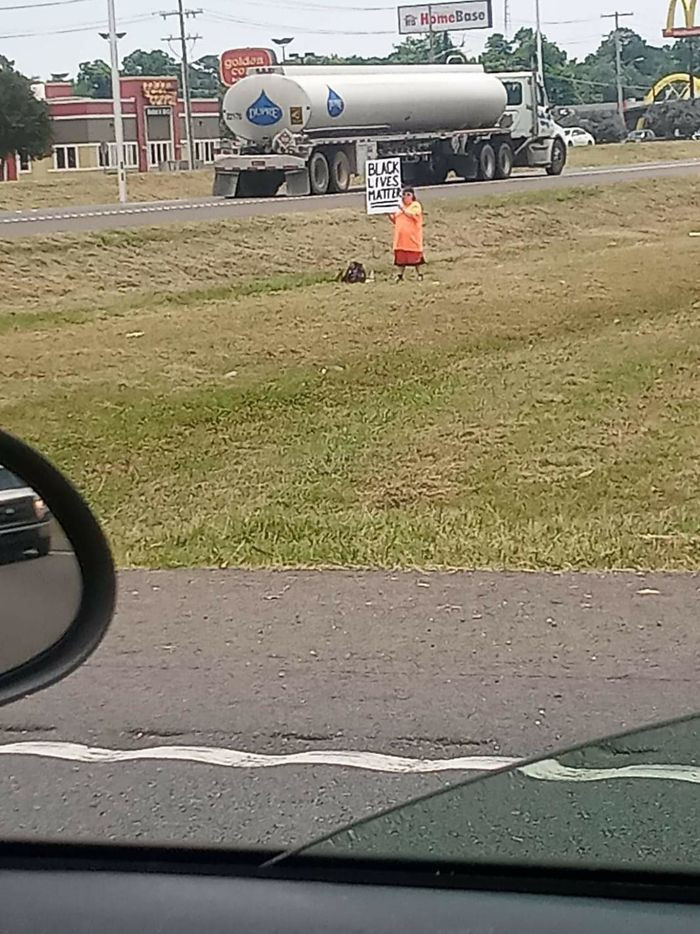 Một người biều tình tại trung tâm một thành phố nhỏ ở miền Nam nước Mỹ. (Nguồn: Boredpanda.com)