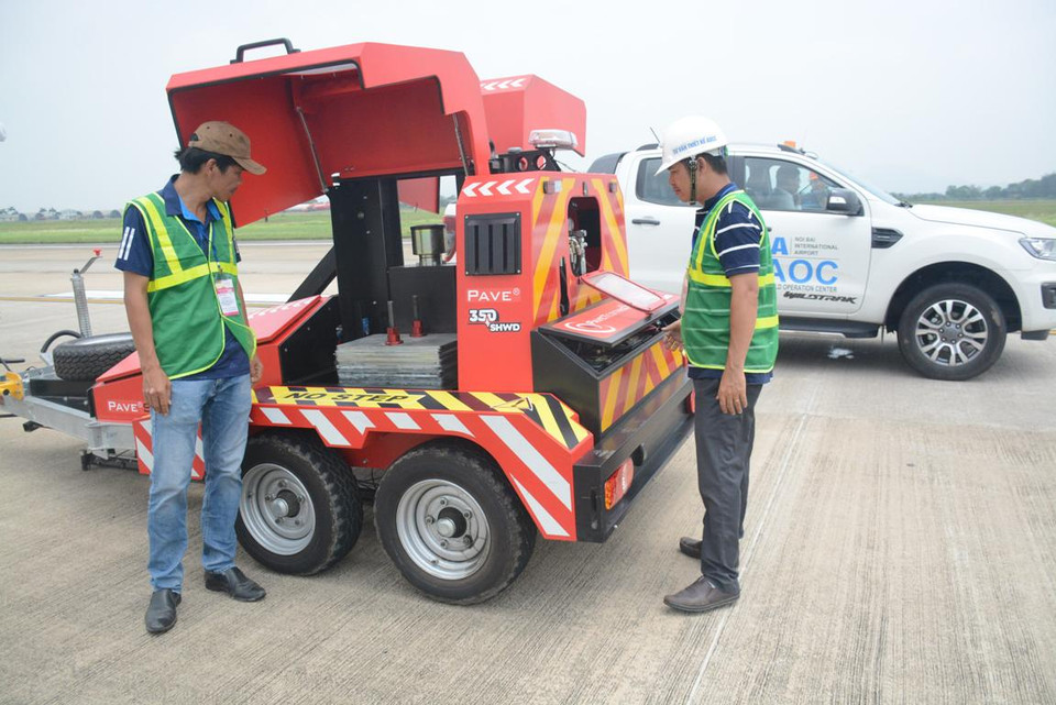 Đơn vị Tư vấn dùng máy công nghệ để đo bề mặt nền đường băng chịu tác động của trọng lực của tàu bay khi hạ cánh nhằm có giải pháp cải tạo, nâng cấp đường cất hạ cánh, đường lăn sân bay Nội Bài. (Ảnh: Việt Hùng/Vietnam+)
