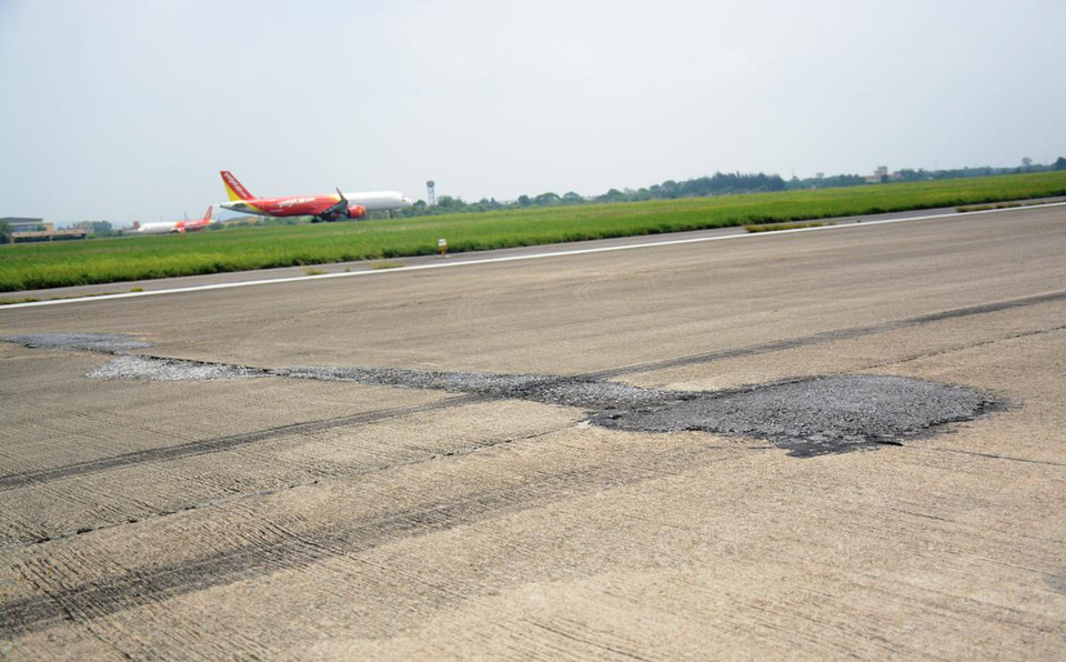 Kết cấu bêtông ximăng, bề mặt đường lăn thường xuyên xuất hiện hư hỏng như nứt vỡ. (Ảnh: Việt Hùng/Vietnam+)