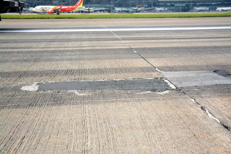 Những vết vá trám bê tông nhựa nhìn giống như… thảm chiếu ở một số điểm tại đường cất hạ cánh. (Ảnh: Việt Hùng/Vietnam+)