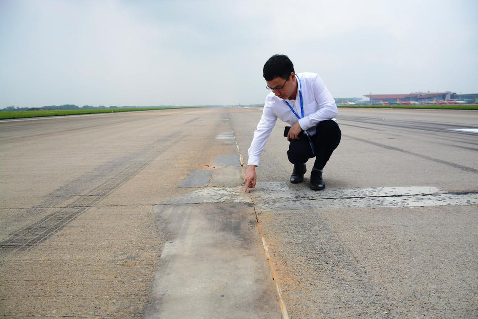 Những hư hỏng tại đường cất hạ cánh, đường lăn đã được phía Cảng hàng không Nội Bài duy tu, bảo dưỡng thường xuyên nhằm đảm bảo khai thác nhưng cũng chỉ được một thời gian ngắn. (Ảnh: Việt Hùng/Vietnam+)