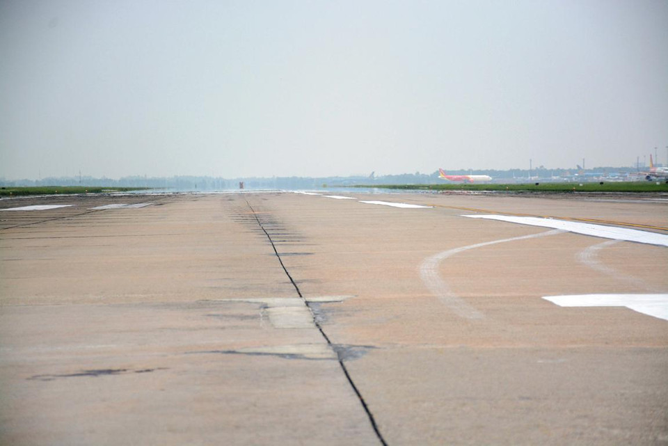 Theo báo cáo của Bộ Giao thông Vận tải, hiện nay, các đường cất hạ cánh, đường lăn tại Cảng hàng không Nội Bài bị xuống cấp ngày càng nhanh, ảnh hưởng lớn tới an toàn khai thác. (Ảnh: Việt Hùng/Vietnam+)