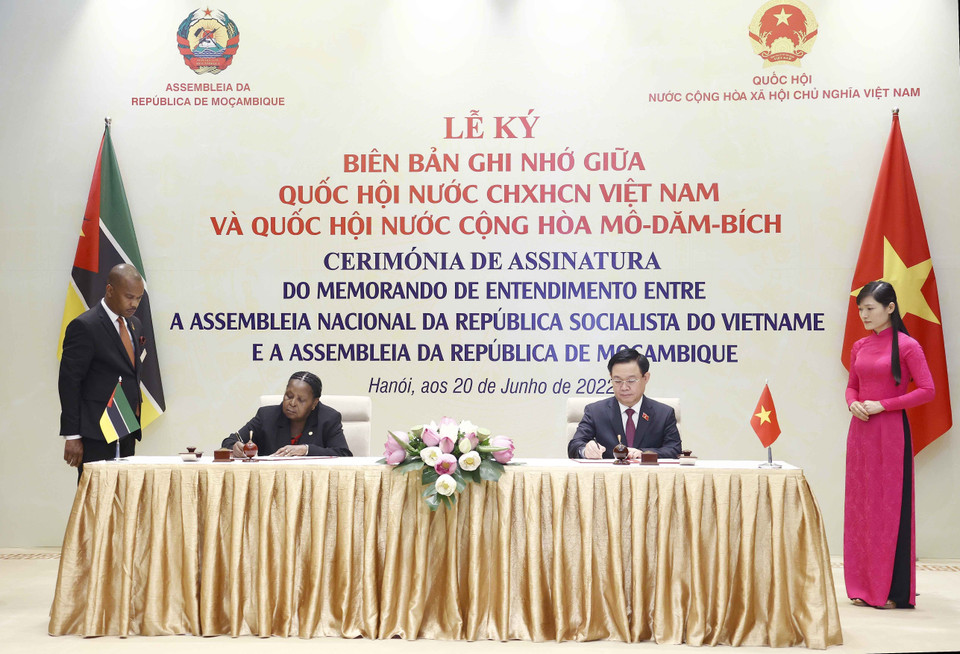Chủ tịch Quốc hội Vương Đình Huệ và Chủ tịch Quốc hội Cộng hoà Mozambique Esperanca Laurinda Francisco Nhiuane Bias ký Biên bản ghi nhớ về hợp tác giữa hai Quốc hội Việt Nam và Mozambique. (Ảnh: Doãn Tấn/TTXVN)