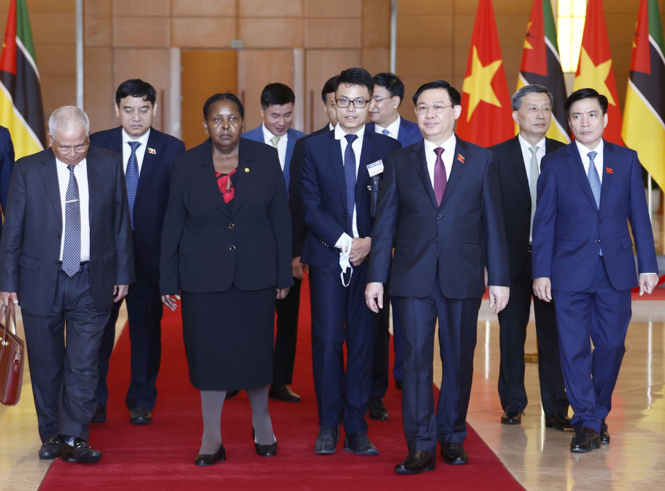 Chủ tịch Quốc hội Vương Đình Huệ và Chủ tịch Quốc hội Cộng hoà Mozambique với các đại biểu. (Ảnh: Doãn Tấn/TTXVN)