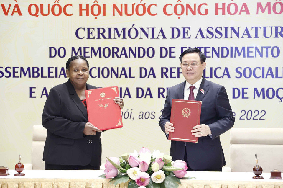 Chủ tịch Quốc hội Vương Đình Huệ và Chủ tịch Quốc hội Cộng hoà Mozambique Esperanca Laurinda Francisco Nhiuane Bias. (Ảnh: Doãn Tấn/TTXVN)