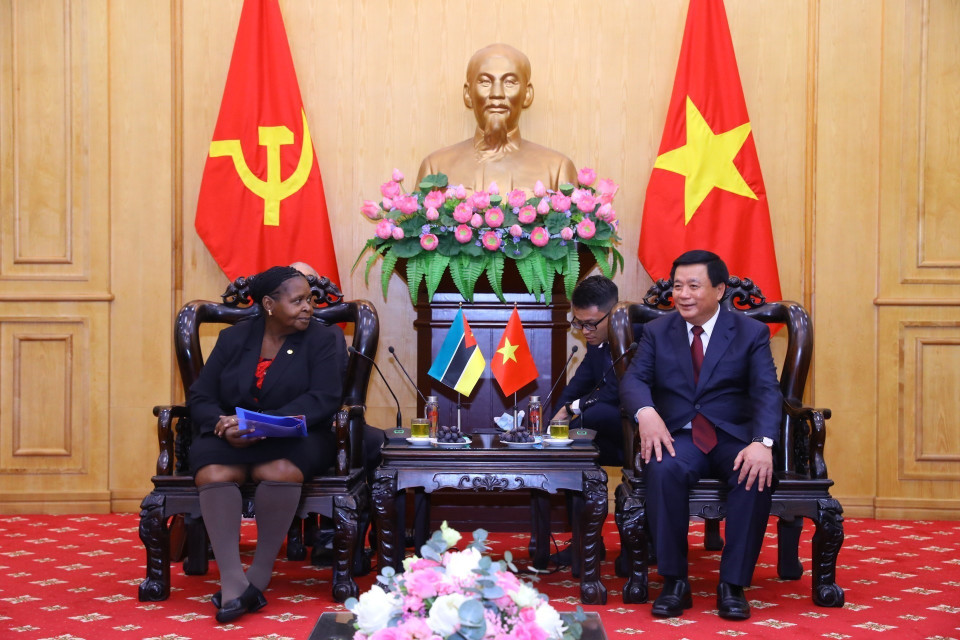 Giám đốc Học viện Chính trị Quốc gia Hồ Chí Minh Nguyễn Xuân Thắng tiếp Chủ tịch Quốc hội Mozambique Esperanca Laurinda Francisco Nhiuane Bias. (Ảnh: Văn Điệp/TTXVN)