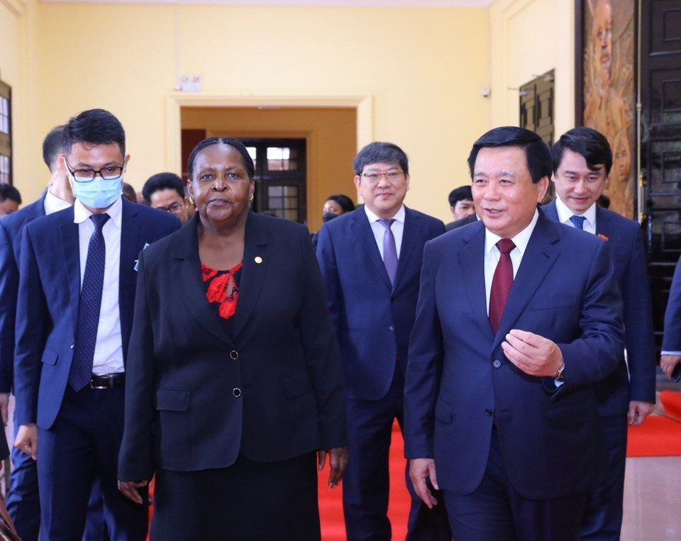 Giám đốc Học viện Chính trị Quốc gia Hồ Chí Minh Nguyễn Xuân Thắng đón Chủ tịch Quốc hội Mozambique Esperanca Laurinda Francisco Nhiuane Bias. (Ảnh: Văn Điệp/TTXVN)