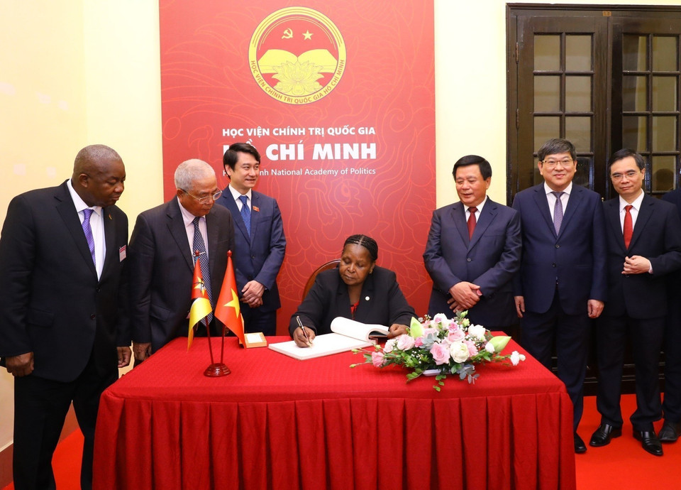 Chủ tịch Quốc hội Mozambique Esperanca Laurinda Francisco Nhiuane Bias viết lưu bút tại Phòng Truyền thống Học viện Chính trị Quốc gia Hồ Chí Minh. (Ảnh: Văn Điệp/TTXVN)