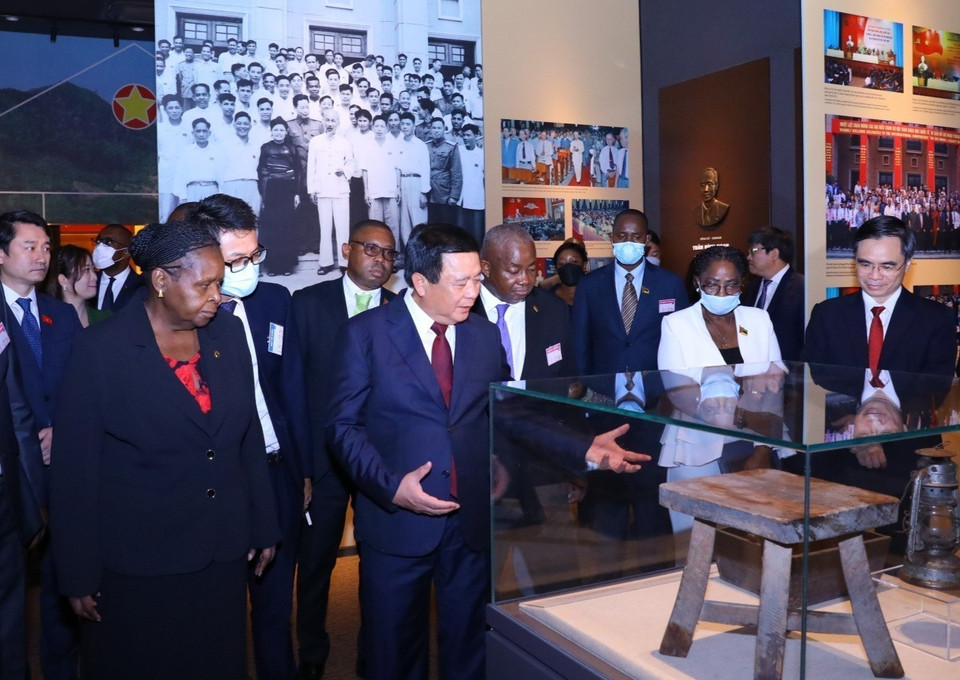 Chủ tịch Quốc hội Mozambique Esperanca Laurinda Francisco Nhiuane Bias thăm Phòng truyền thống Học viện Chính trị Quốc gia Hồ Chí Minh. (Ảnh: Văn Điệp/TTXVN)